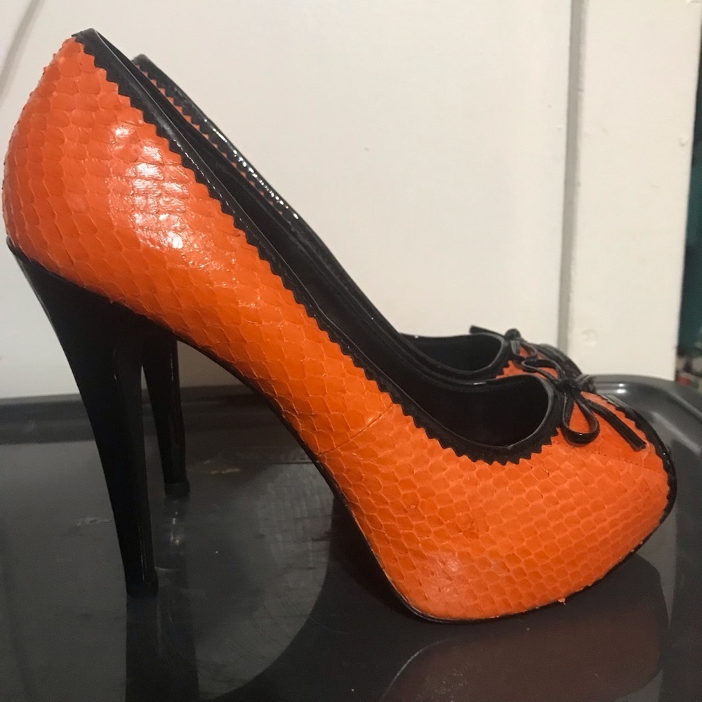 MICHAEL leather peep toe platform pumps.